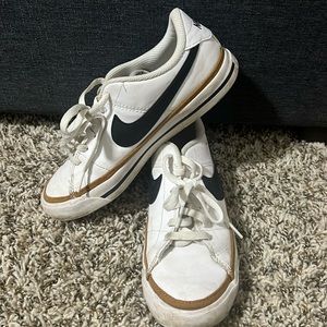 Unisex 4.5 Nike court legacy shoes